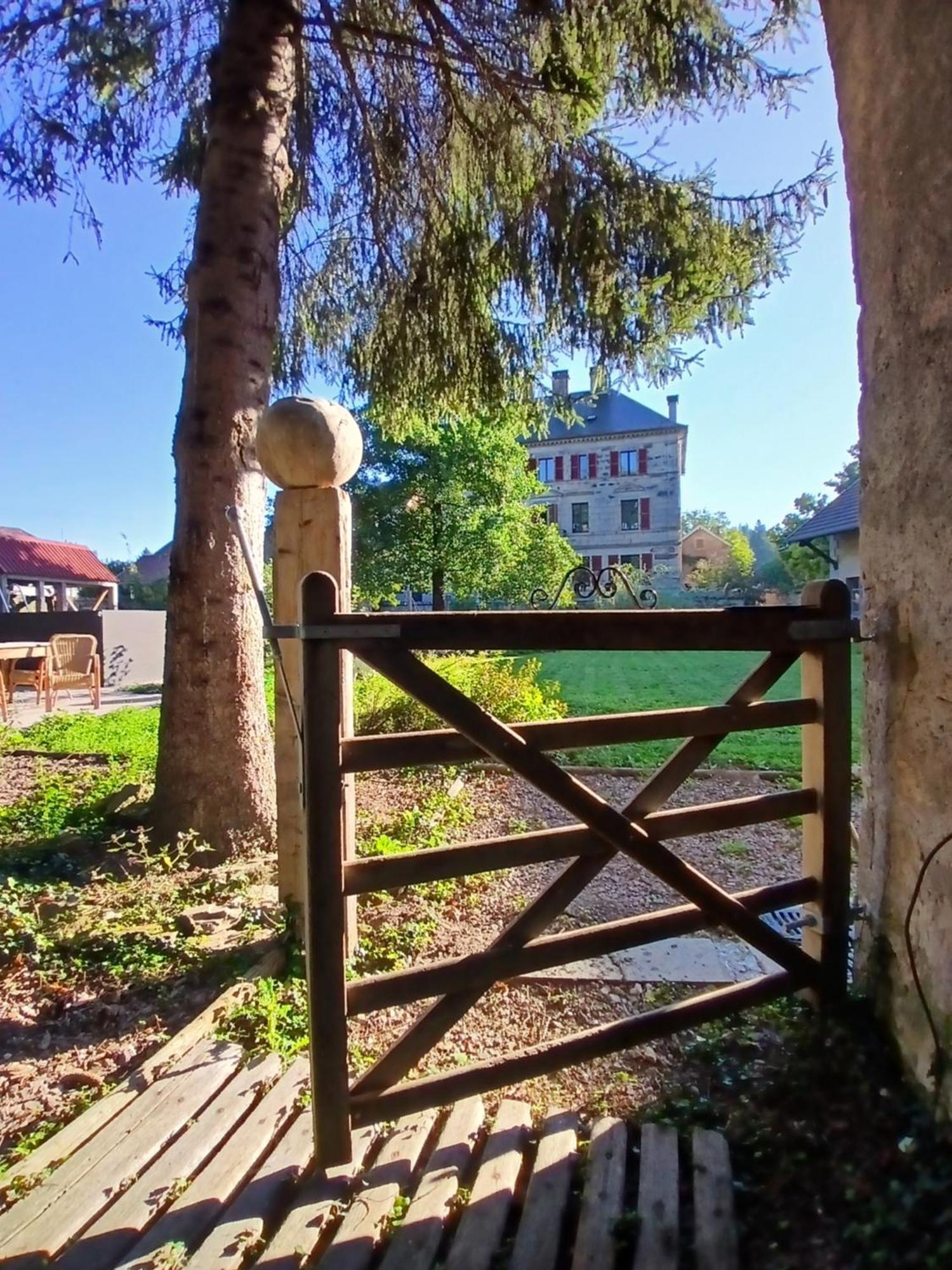 Manoir La Cerise Bed and Breakfast Fougerolles-Saint-Valbert Exteriör bild